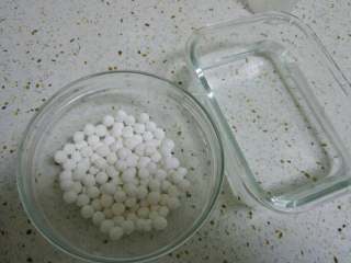 1、多芒小丸子,准备好小汤圆，还有一碗凉开水。