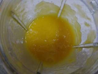 6、多芒小丸子,将 剩下的一半用来混合适量糖水用料理机打成芒果泥。