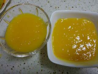 7、多芒小丸子,将打好的芒果泥倒入容器里装盘。