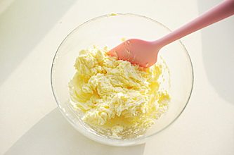 2、圣诞平安派（苹果派）,分三次加入蛋液，每次加蛋液都要充分搅匀，电动打蛋器低速搅打至颜色发白