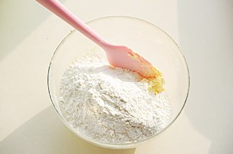 3、圣诞平安派（苹果派）,高筋面粉、低筋面粉过筛后与杏仁粉、盐混合均匀，加入黄油糊中