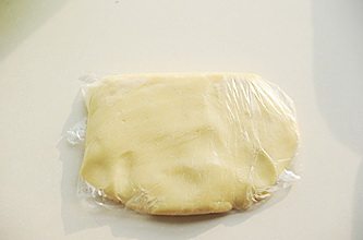 4、圣诞平安派（苹果派）,用刮刀将派皮拌匀，裹保鲜膜放冰箱冷藏3小时