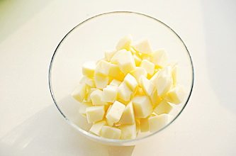 5、圣诞平安派（苹果派）,（派馅材料）中的苹果（去皮去核）切成块，加入柠檬汁拌匀