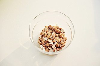 6、圣诞平安派（苹果派）,杏仁切小块待用