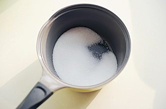 7、圣诞平安派（苹果派）,不粘锅中加入糖小火烧到呈琥珀色，关火加入热水搅匀