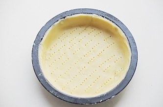 9、圣诞平安派（苹果派）,取出冷藏好的派皮材料，擀成3mm左右厚的皮，扣在派盘中，用手轻轻按压派皮使其与派盘贴合，用刮板将多出派盘的派皮刮掉，派皮表面插小洞