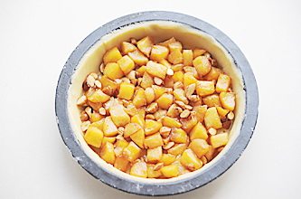 10、圣诞平安派（苹果派）,放入做好的派馅，铺平