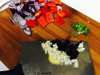 1、洋葱甜椒炒鸡腿肉(豆豉味),准备食材：鸡腿去骨切小块(方法可以百度~)，鸡腿肉用少许盐，料酒，生抽搅匀～(鸡腿肉其实不ma料也很嫩，但是ma了料就更嫩了)洋葱，甜椒也都切小块，蒜末(半个)，葱花，姜准备好～