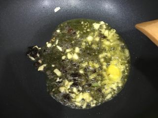 3、洋葱甜椒炒鸡腿肉(豆豉味),热锅放油，油差不多七分熟时下蒜末，豆豉和姜片炒香～