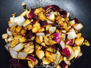 5、洋葱甜椒炒鸡腿肉(豆豉味),鸡腿肉差不多变色的时候下洋葱继续翻炒～