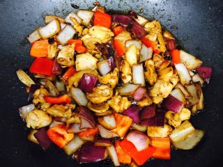 6、洋葱甜椒炒鸡腿肉(豆豉味),加入适量老抽着色入味(我并没有放盐了，口重的酌情)，然后下甜椒翻炒至断生～