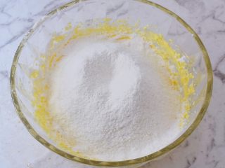 6、蔓越莓奶酥,筛入低筋面粉和澳优能立多Ｇ4奶粉