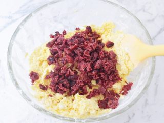8、蔓越莓奶酥,加入蔓越莓干，蔓越莓干提前切碎，拌匀