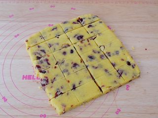 11、蔓越莓奶酥,切成方形状或者长方形状