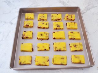 13、蔓越莓奶酥,蛋黄打散，然后表面刷蛋黄液