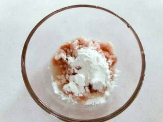 1、宝宝辅食:南瓜苹果炊饭,用玉米淀粉、少许盐将五花肉片腌制一会,大点的宝宝,还可以增加姜丝、宝宝酱油来腌制调味。