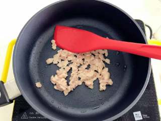 2、宝宝辅食:南瓜苹果炊饭,热锅,少许油,倒入五花肉片翻炒至表面有点泛金黄。