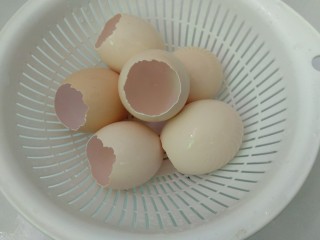 1、仿真早餐（芒果布丁+巧克力杯子）,鸡蛋洗净用小刀在鸡蛋底部扎个小口倒出鸡蛋液，再慢慢整出个大口能放下蛋黄（芒果）即可。