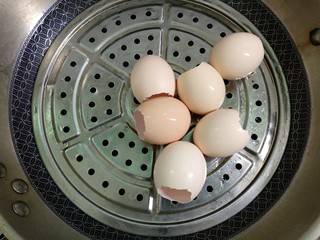 2、仿真早餐（芒果布丁+巧克力杯子）,洗净，水开放入锅里蒸5分钟消毒