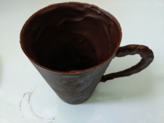 11、仿真早餐（芒果布丁+巧克力杯子）,用少许巧克力把杯把粘上。