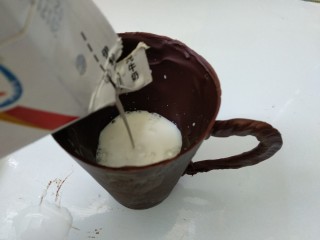 13、仿真早餐（芒果布丁+巧克力杯子）,巧克力杯子倒入适量牛奶。