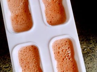 3、西瓜冰棍,用料理机榨好的西瓜汁倒入模具中。