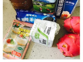 1、火龙果慕斯蛋糕,全家照,一目了然