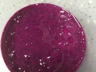 2、火龙果慕斯蛋糕,先将火龙果去皮切碎榨汁,我直接用料理机不用去籽