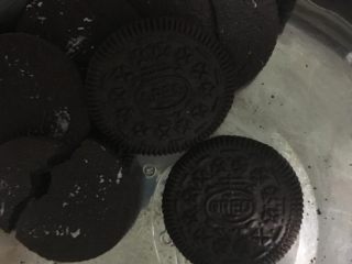 3、火龙果慕斯蛋糕,奥利奥饼干去中间层研碎