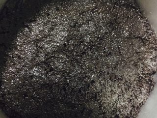 4、火龙果慕斯蛋糕,加黄油搅拌均匀放入蛋糕模压一下,放到冰箱冷藏两小时