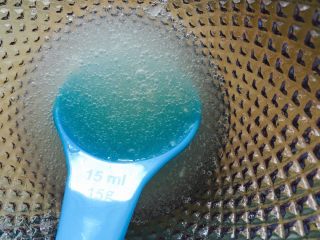 5、火龙果慕斯蛋糕,吉利丁粉加凉水搅匀