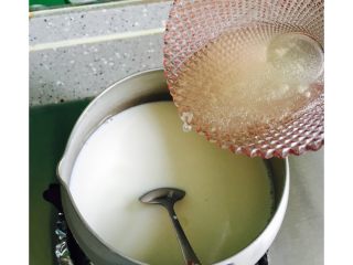 6、火龙果慕斯蛋糕,牛奶加糖小火加热,倒入吉利丁汁搅化凉凉待用