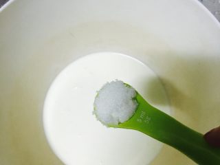 7、火龙果慕斯蛋糕,淡奶油加5克糖打发