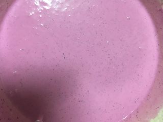 9、火龙果慕斯蛋糕,加入火龙果汁和牛奶搅匀