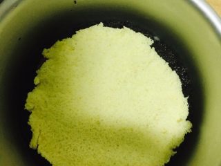 10、火龙果慕斯蛋糕,戚风蛋糕片切边小于六寸放到蛋糕模奥利奥饼干碎上