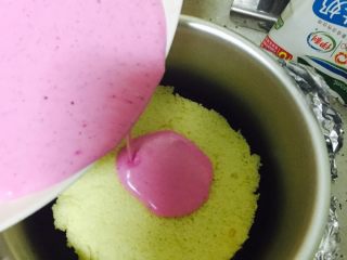 11、火龙果慕斯蛋糕,倒入调好的液