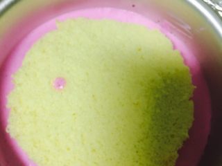 13、火龙果慕斯蛋糕,再放一层蛋糕皮