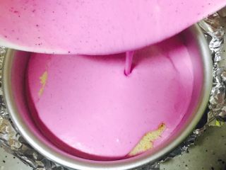 14、火龙果慕斯蛋糕,再倒入调好的液