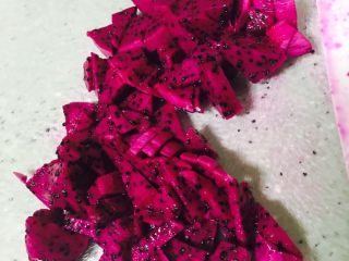 15、火龙果慕斯蛋糕,剩的火龙果切碎