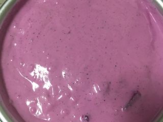 16、火龙果慕斯蛋糕,撒匀再倒入全部盖严放冰箱冷藏两小时