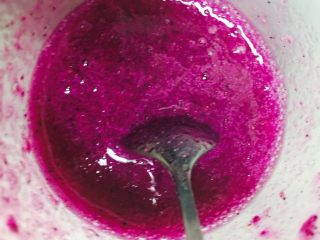 17、火龙果慕斯蛋糕,剩下的火龙果汁加吉利丁汁搅匀