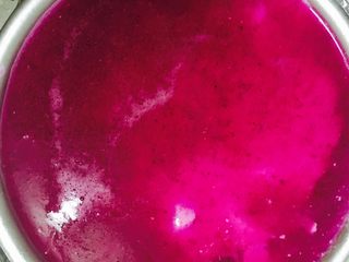 18、火龙果慕斯蛋糕,从冰箱取出蛋糕浇上去再放冰箱冷藏两小时