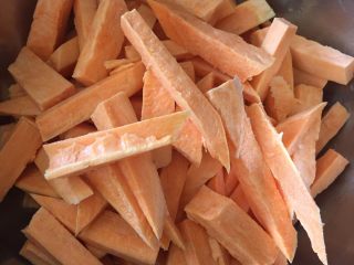 1、甘梅地瓜,将番薯洗净切条