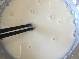 2、甘梅地瓜,面粉加水搅拌至无颗粒