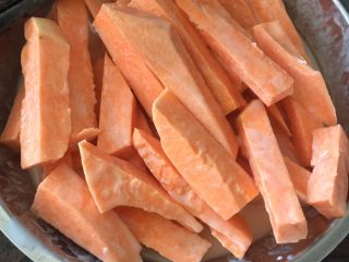 3、甘梅地瓜,将番薯条放到面糊里裹上一层面糊