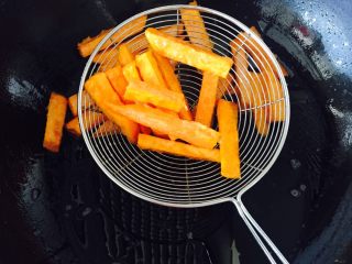 4、甘梅地瓜,油开后下锅，中火大约三分钟之后转小火再炸五分钟。炸至金黄。捞起，均匀撒上话梅粉。