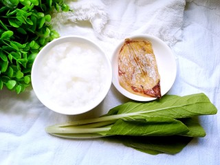 1、鱿鱼清粥,准备食材