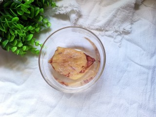 2、鱿鱼清粥,小海鱿鱼用清水泡20分钟