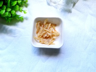 6、鱿鱼清粥,浸泡好的小海鱿鱼取出沥干水分，并切成小条