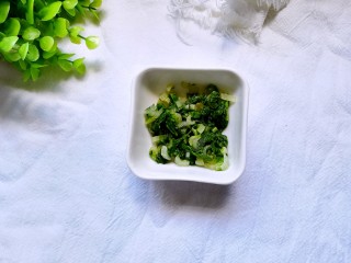 7、鱿鱼清粥,将过凉水的小白菜切碎备用